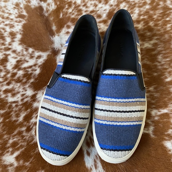Vince Camuto sneakers 👟 blue and white stripes - Picture 6 of 6